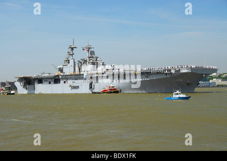 Portaerei USS Wasp, LHD-1, arrivando nel fiume Hudson, New York, Stati Uniti d'America Foto Stock