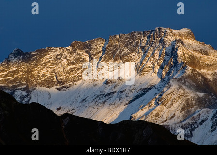 Ripido crinale presso il passo del Bernina, nella luce della sera, Cantone dei Grigioni, Grigioni, Svizzera, Europa Foto Stock