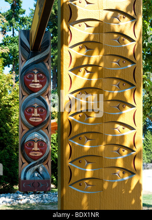 Coast Salish Benvenuti Gate, scolpiti da Susan punto in totem pole area di visualizzazione in Stanley Park, Vancouver, BC, Canada Foto Stock