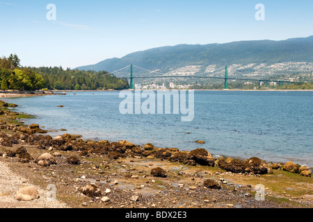 Vista di Burrard ingresso e Ponte Lions Gate (1938) da Stanley Park, Vancouver, BC, Canada Foto Stock