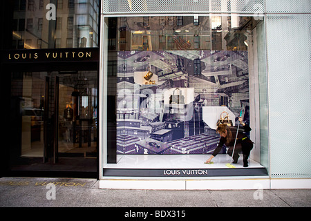 Louis Vuitton store sulla Quinta Avenue in Uptown Manhattan New York Stati Uniti d'America Foto Stock