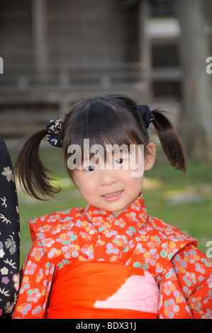 Ragazza che indossa un kimono durante il Cherry Blossom Festival di Sasayama, Giappone, Asia Foto Stock