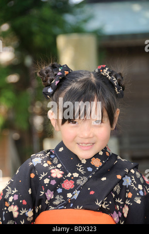 Ragazza che indossa un kimono durante il Cherry Blossom Festival di Sasayama, Giappone, Asia Foto Stock