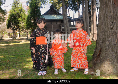 Bambini indossare kimono durante il Cherry Blossom Festival di Sasayama, Giappone, Asia Foto Stock