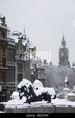 Londra: Big Ben e Trafalgar Square nella neve Foto Stock
