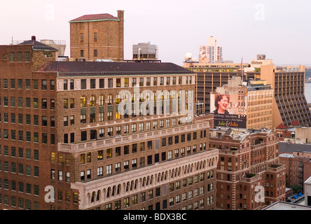 La mattina presto vista dal venticinquesimo piano del New Yorker Hotel all'angolo con la 8th Avenue e la 34th Street in Midtown Manhattan STATI UNITI D'AMERICA Foto Stock