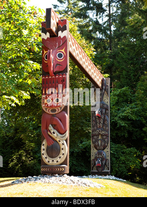 Coast Salish Benvenuti Gate, scolpiti da Susan punto in totem pole area di visualizzazione in Stanley Park, Vancouver, BC, Canada. Foto Stock