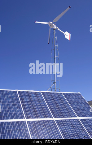 Vento e di pannelli solari per la generazione di potenza Foto Stock