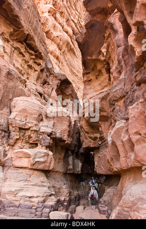 I turisti all'interno Khazali Canyon di Wadi Rum Giordania Foto Stock