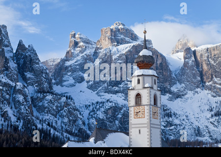 Chiesa di Colfosco in Badia, il massiccio del Sella mountain range, Dolomiti, Alto Adige, Trentino Alto Adige, Italia Foto Stock