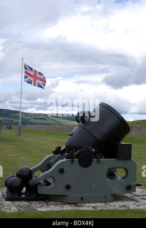 Un cannone e palle di cannone con un Unione Jack battenti in background Foto Stock