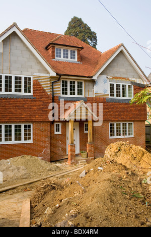 Una lussuosa casa indipendente nel processo di essere costruite in un ricco quartiere di Kent. Foto Stock