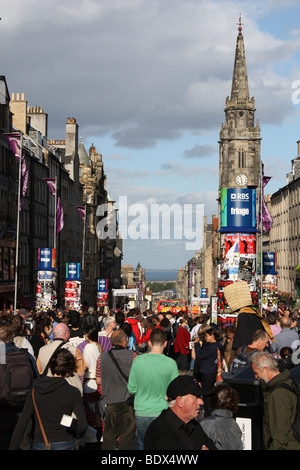 Edinburgh Festival Fringe folla lungo il Royal Mile Foto Stock