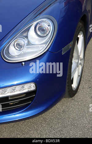 Proiettore di un blu Porsche Boxster S Foto Stock