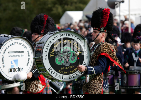Ballater Pipe Band; Braemar Royal Highland Gathering and Games al Princess Royal and Duke of Fife Memorial Park, Braemar, Aberdeenshire, regno unito Foto Stock