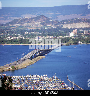 Kelowna, BC, Lago Okanagan e Valley, British Columbia, Canada - Vista aerea, Nuovo William R. Bennett Bridge, Highway 97, Città Foto Stock