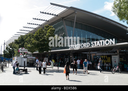 I passeggeri entrare l'ingresso principale a Stratford metropolitana, treni DLR e stazione ferroviaria, East London, Regno Unito. (Agosto 2009) Foto Stock