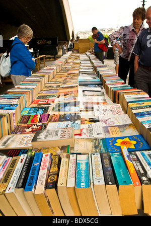 Una selezione di libri di seconda mano all'aria aperta Southbank Prenota Mercato, Londra Foto Stock