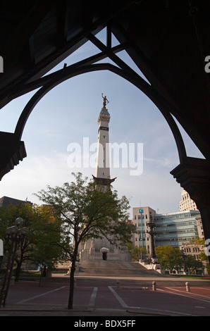 Indianapolis, Indiana - i soldati e marinai monumento, incorniciato da ingresso alla Cattedrale di Cristo. Foto Stock