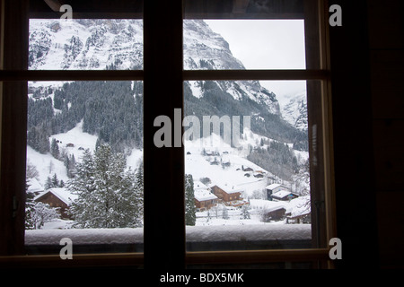 Vista di Grindelwald, Svizzera attraverso una finestra. Foto Stock