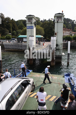 Lago di Como il traghetto per auto avvicinando la fase di atterraggio e l'equipaggio si prepara a moor, Bellagio, Italia, Europa Foto Stock