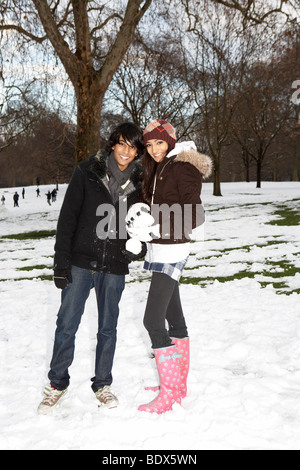 Londra: Coppia giovane in St James Park nella neve