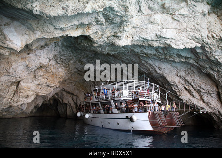 Imbarcazione turistica nella grotta di Paxos. La Grecia. Nessuna proprietà release. Nessun modello di rilascio Foto Stock