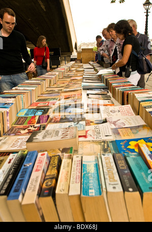 Una selezione di libri di seconda mano all'aria aperta Southbank Prenota Mercato, Londra Foto Stock