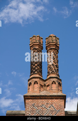 Camini Tudor a Hampton Court Palace MIDDLESEX REGNO UNITO Foto Stock