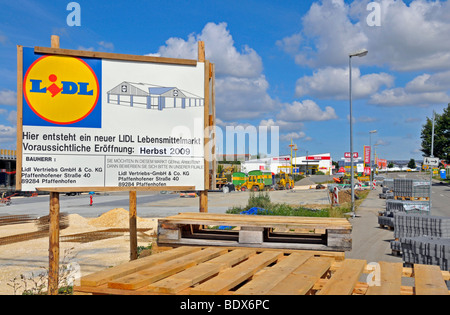 Sito in costruzione e annuncio dell'apertura di un Lidl mercato alimentare, nella parte posteriore un Rewe negozio di alimentari, Dornstadt, Baden-Wuertt Foto Stock