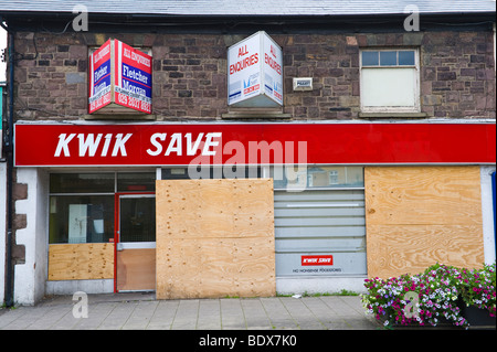 Chiuso e intavolato KWIK salvare store sulla principale via dello shopping di risca South Wales UK Foto Stock