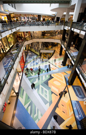 Multipiano shopping mall adornata con pavimenti colorati, Alexa Shopping Centre, Berlino, Germania, Europa Foto Stock