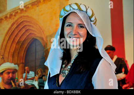 Portogallo: partecipante medievale di presentazione presso lo stand di Silves durante la Fiera Internazionale del Turismo BTL di Lisbona Foto Stock