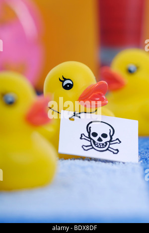Rubber Duck con cranio-etichetta, veleni nella gomma e prodotti in plastica Foto Stock