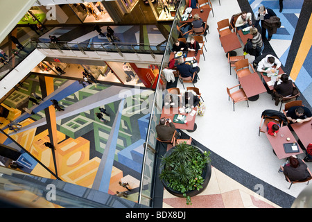 Multipiano shopping mall adornata con pavimenti colorati, Alexa Shopping Centre, Berlino, Germania, Europa Foto Stock