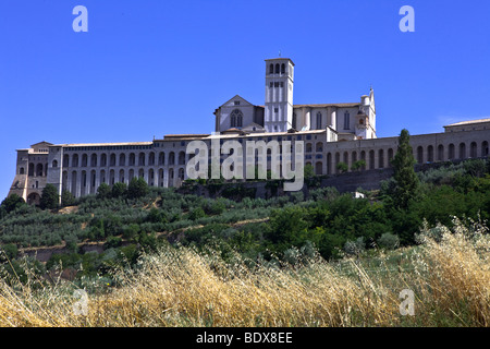 San Francesco Basilica e Convento di Assisi consacrata nel 1253, il villaggio di Assisi, Umbria, Italia, Europa Foto Stock