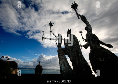 Basso Angolo di visione della torcia che trasportano le figure, la scultura Rogativa, Old San Juan, Puerto Rico Foto Stock