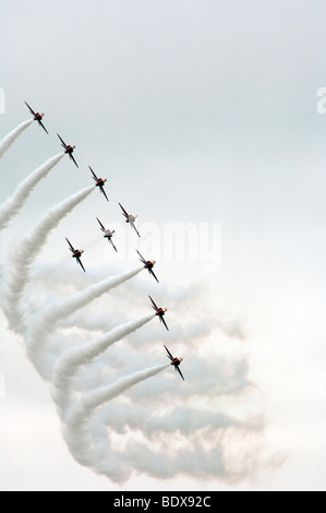 Le frecce rosse del team di visualizzazione in formazione battenti, Dunsfold le ali e le ruote 2009 Foto Stock