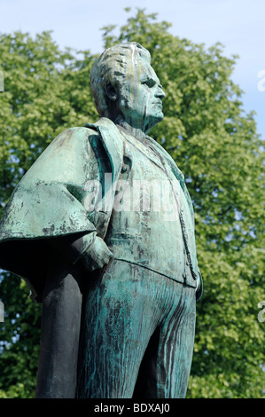 Martinius Bjoernstjerne Bjoernson, 1832-1910, poeta e politican, scultura presso il Teatro Nazionale di Oslo, Norvegia, Scandinavia, Foto Stock
