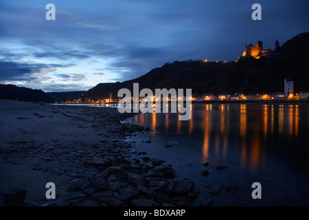 Atmosfera serale presso il fiume Reno vicino San Goarshausen con Burg Katz castello, St Goar, Renania-Palatinato, Germania, Europa Foto Stock