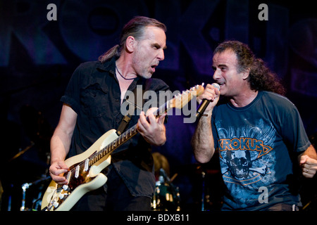 Il chitarrista Fernando von Arb e il cantante Marc Storace della Swiss rock band live Krokus nella magica notte all'Heitere in Zofi Foto Stock