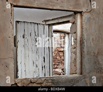 Guardare attraverso il finestrino e la porta nelle rovine Foto Stock