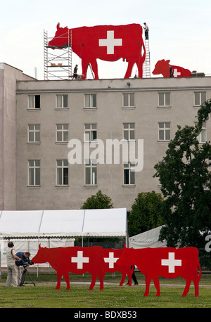 Mucca svizzera statue, costruzione di sculture di animali sul tetto e di fronte all'Ambasciata di Svizzera a Berlino il governo quart Foto Stock