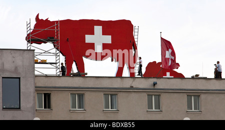 Costruzione di una statua di mucca sul tetto dell'Ambasciata di Svizzera a Berlino il quartiere governativo di Berlino, Germania, Europa Foto Stock