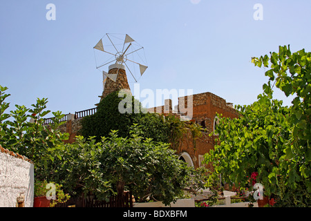 Edificio con un mulino a vento, Lychnostatis Open Air Museum, museo della tradizionale cretese, vita Hersonissos Creta, Grecia, Europa Foto Stock