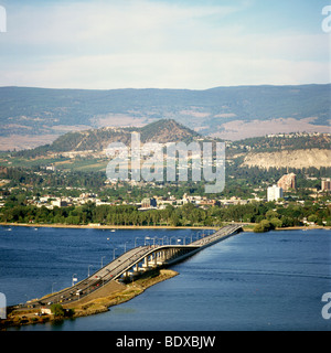 Kelowna, BC, Lago Okanagan e Valley, British Columbia, Canada - Vista aerea, Nuovo William R. Bennett Bridge, Highway 97, Città Foto Stock