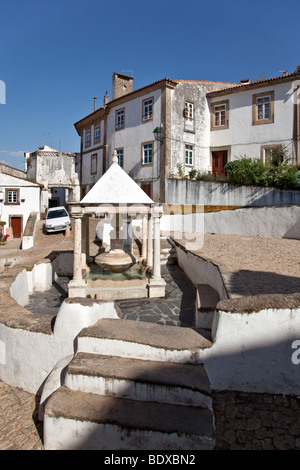 Fonte da Vila (città di Trevi) nel quartiere ebraico di Castelo de Vide, Portogallo. Xvi secolo fontana. Foto Stock