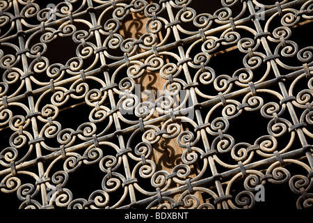 Ornati in lamiera attraverso finestra nel quartiere Mouassine, Marrakech, Marocco Foto Stock