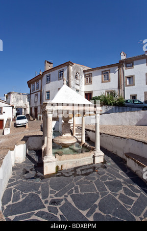 Fonte da Vila (città di Trevi) nel quartiere ebraico di Castelo de Vide, Portogallo. Xvi secolo fontana. Foto Stock