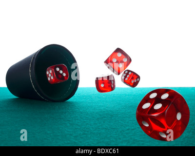 Cinque dadi rossi dopo essere stati gettati da shaker. Foto Stock